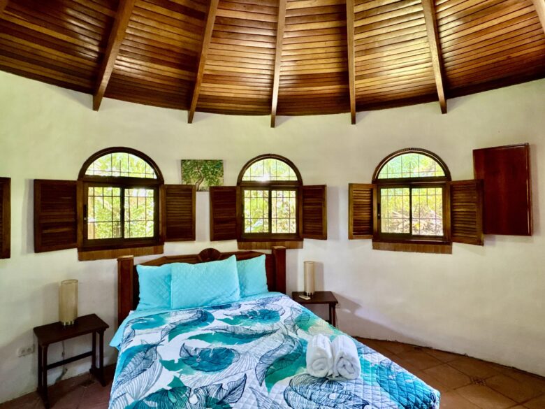 Fully equipped Costa Rican villa with rainforest view