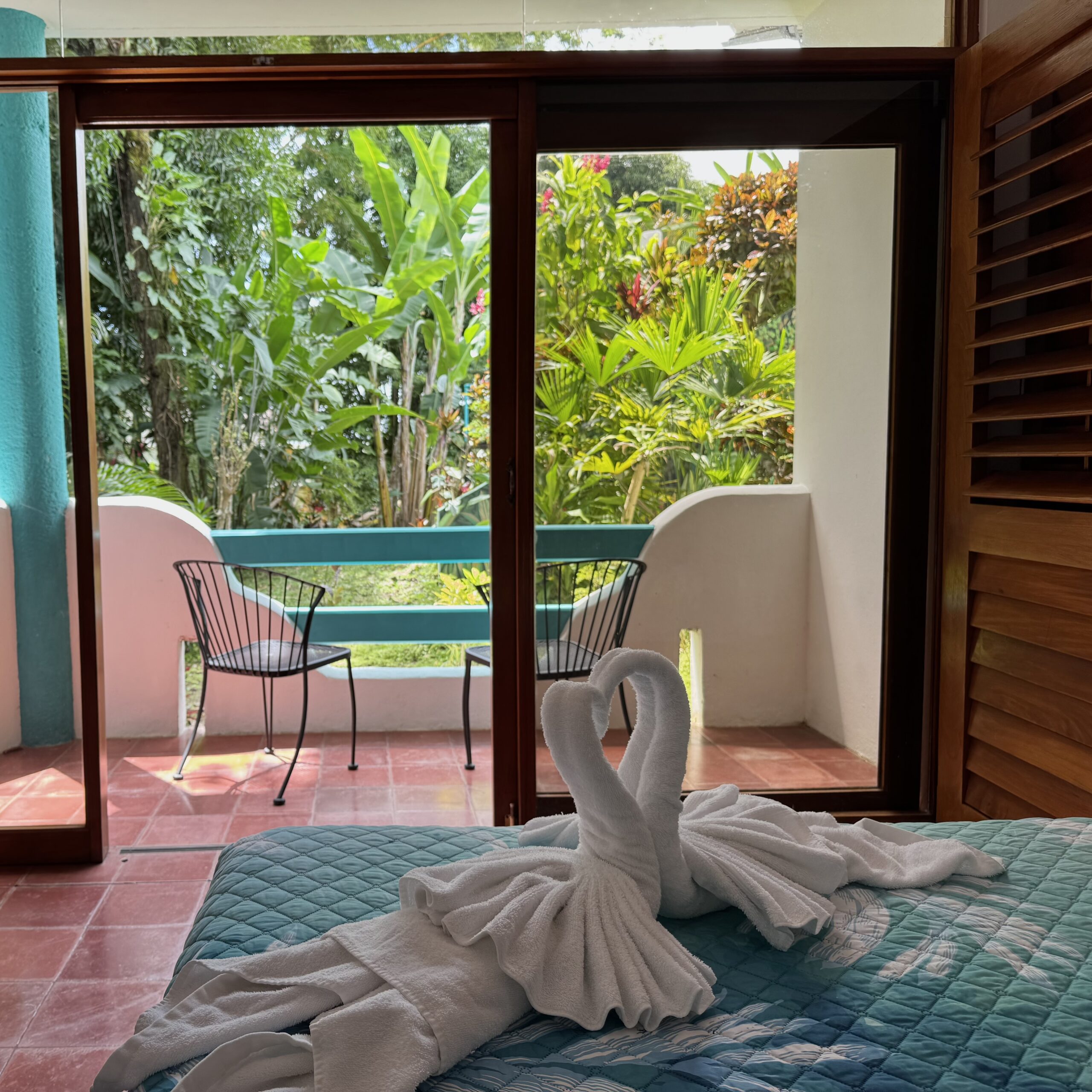 Standard room interior at Planeta Sano Hotel with modern furnishings and seating area