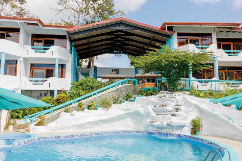 Pool area with tropical surroundings at Hotel Planeta Sano in Manuel Antonio