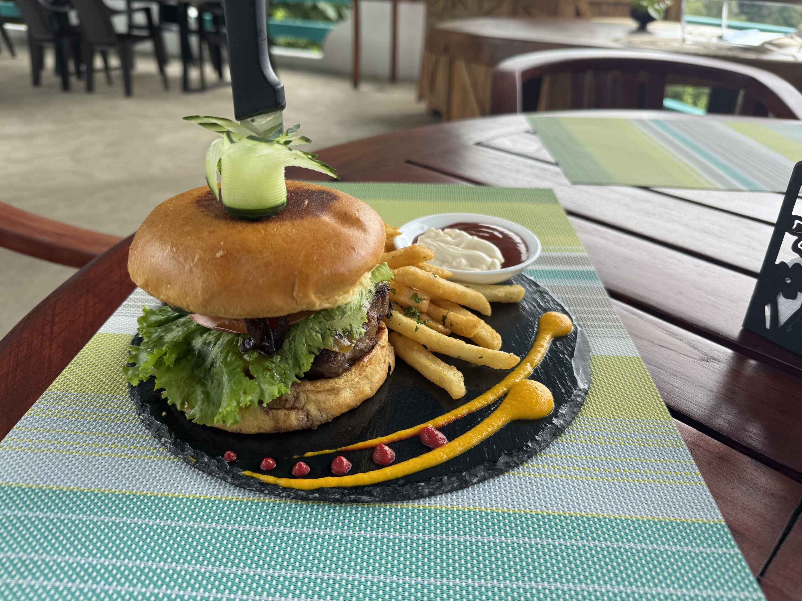 Gourmet hamburger served at Planeta Sano’s restaurant with fresh ingredients.