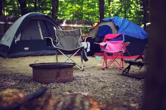 Travelers relaxing at a cozy campsite at Finca Planeta Sano, surrounded by nature and soft evening light.