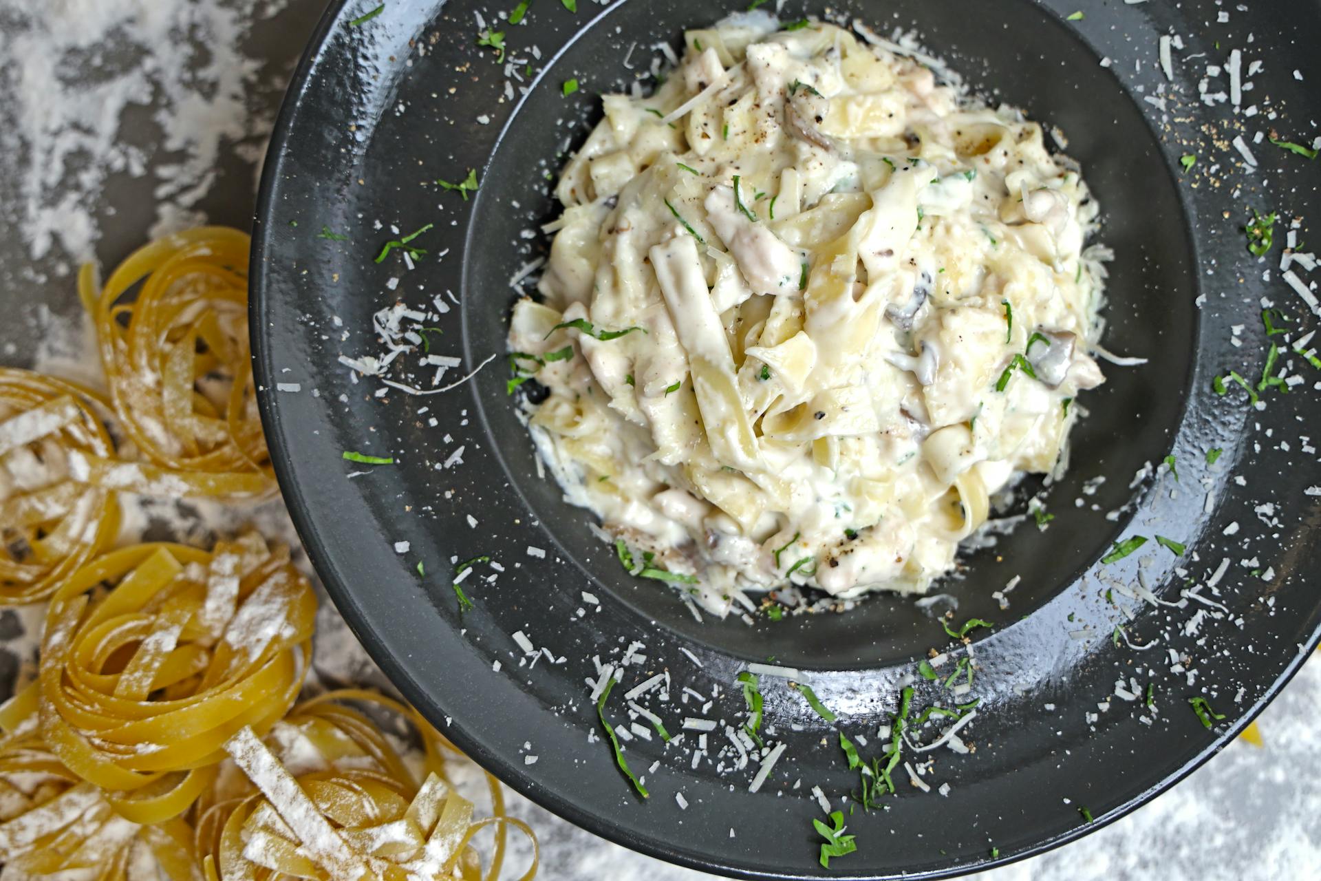Creamy Fettuccine Alfredo served fresh at Planeta Sano restaurant.